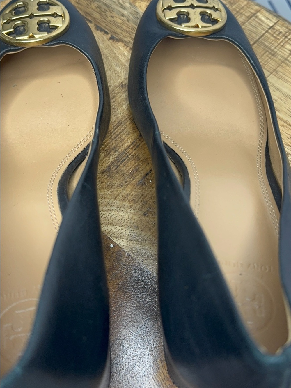 Tory Burch Black Leather Block Heel Pumps Gold Logo Medallion Excellent Size 8.5 - Picture 8 of 11